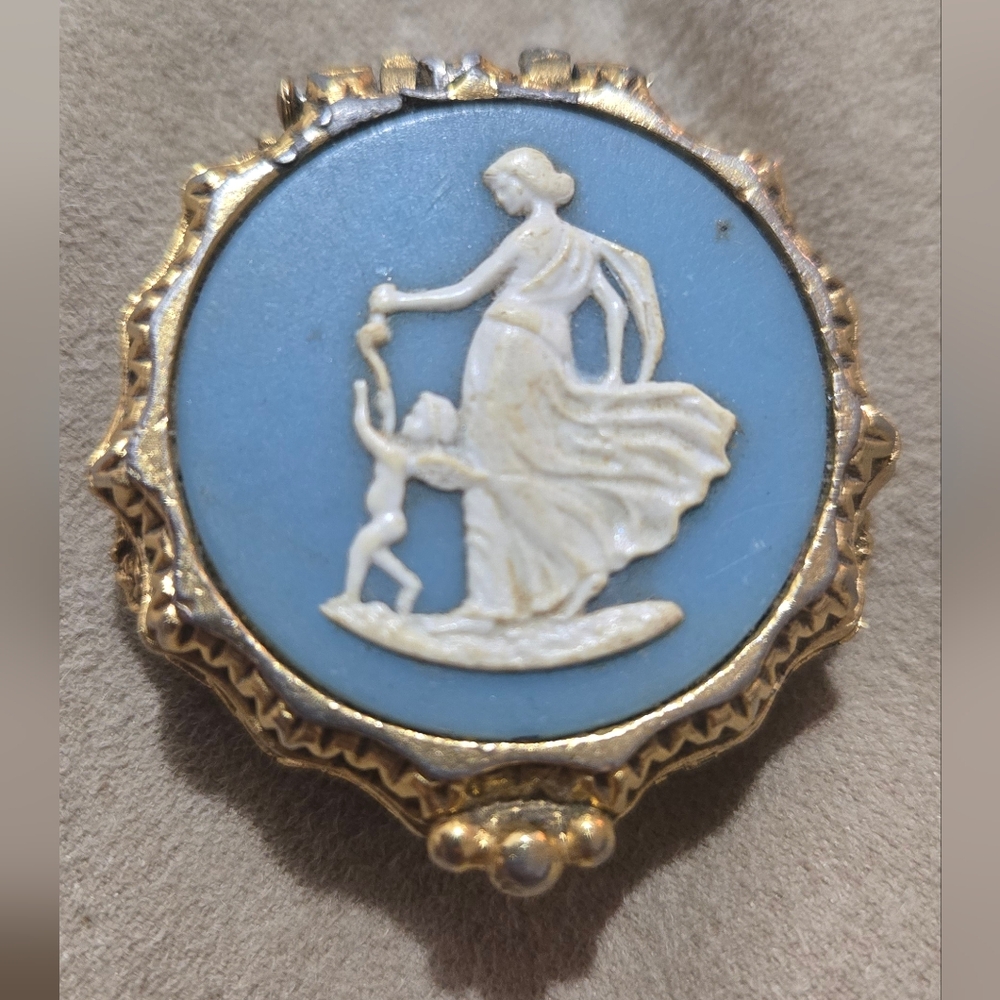 Vintage Goldtone and Blue Cameo Purfume Compact
